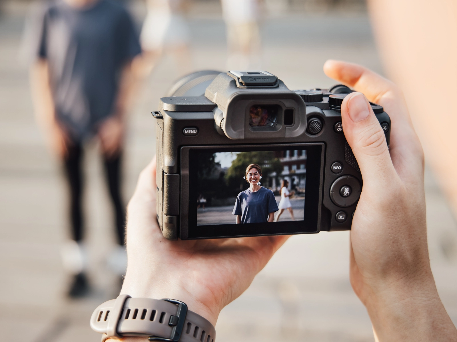 Canon EOS R8 Mark II használat közben utazási fotózáshoz