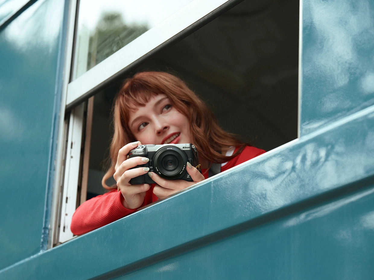 Nikon Z5IIC használat közben, kihajtható kijelzős komponáláshoz