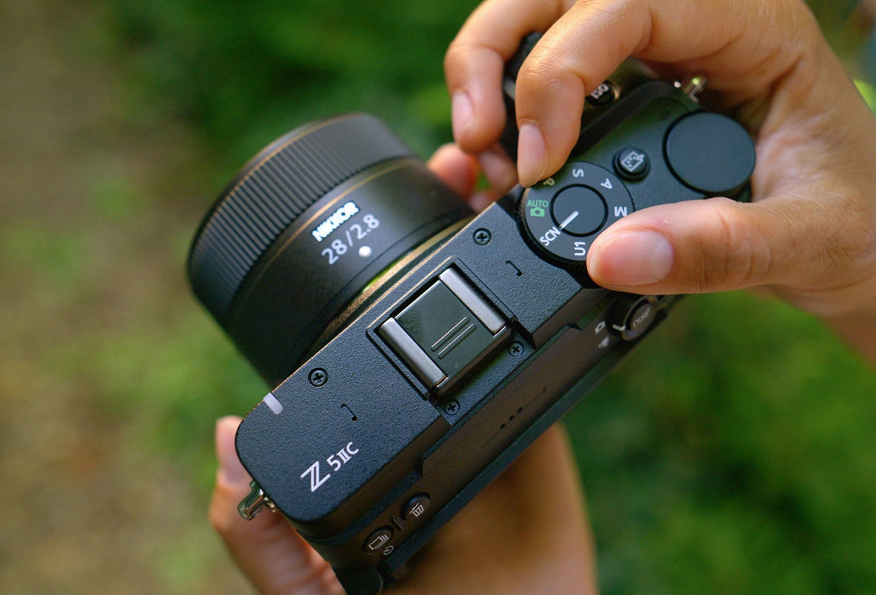 Nikon Z5IIC felső kezelőszervei és motívumprogram módválasztó tárcsája