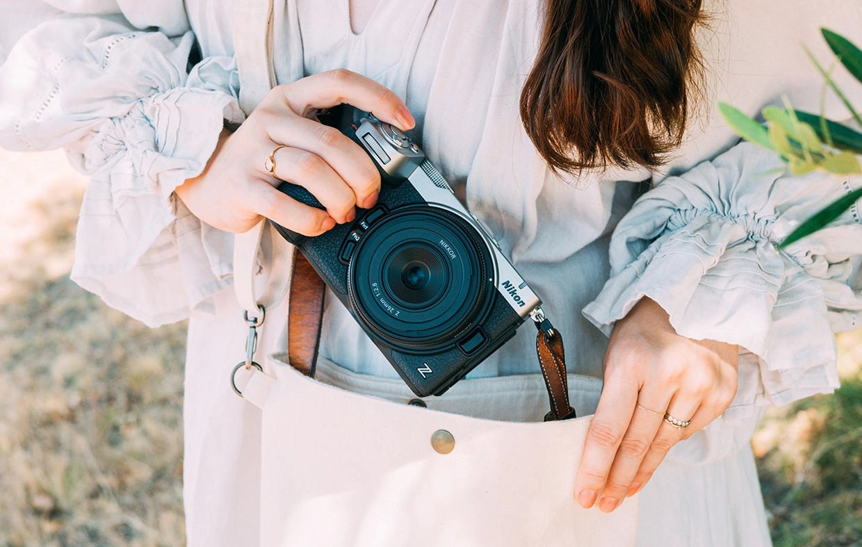 Ezüst Nikon Z5IIC kompakt táskában hordozva